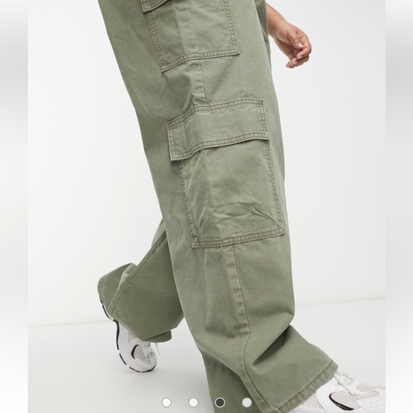 ASOS DESIGN Curve oversized cargo trouser with multi pocket in khaki - Picture 3 of 7